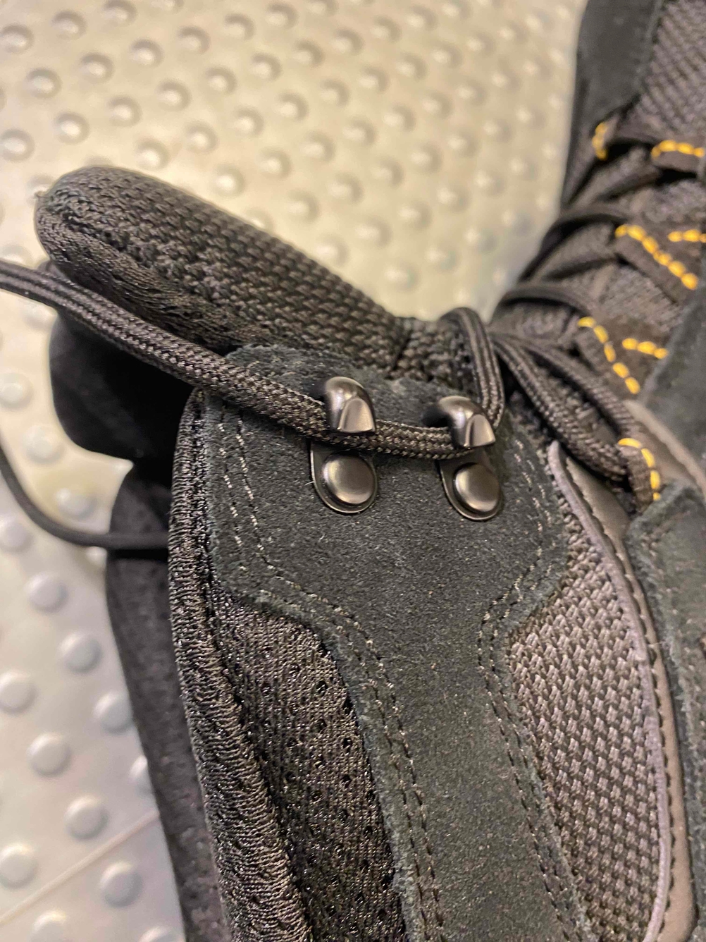 Eingehakte Schnürsenkel von getesteten Wanderschuhen für Damen im Detail.