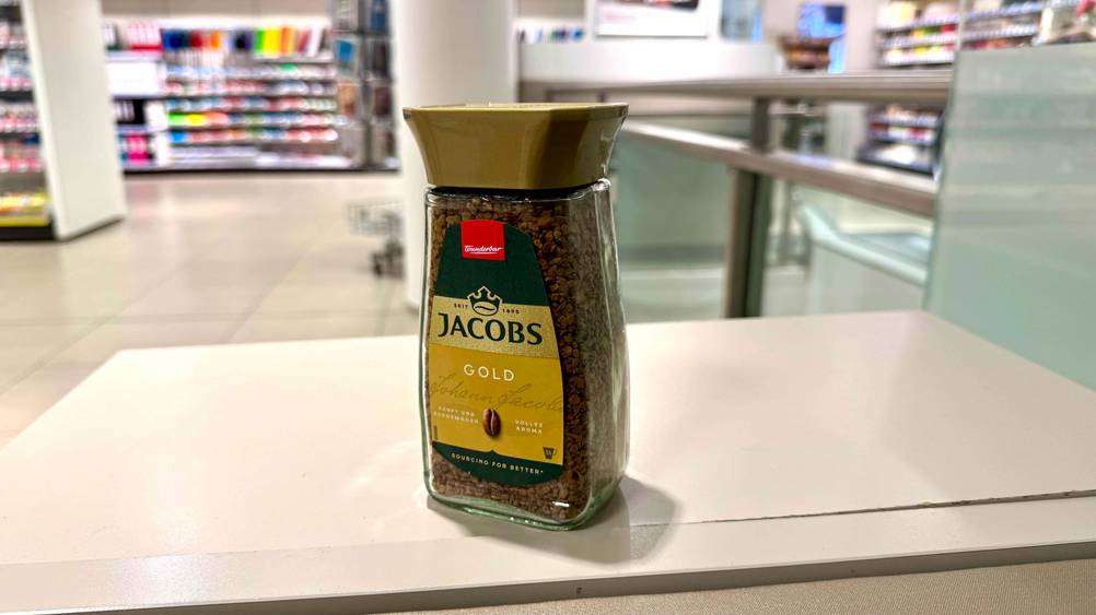 Jacobs-Kaffee getestet: Seitenansicht des Glases auf einer hellen Fläche stehend.