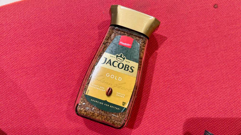 Auf einer roten Fläche liegt ein Glas des Jacobs-Kaffee im Test.