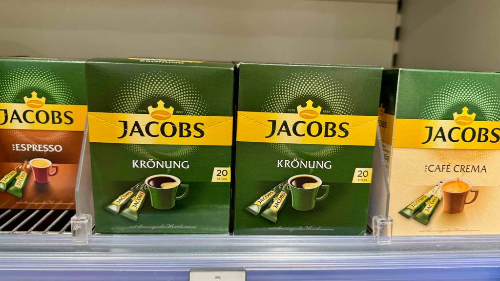 Mehrere unterschiedliche Packungen mit getesteten Kaffee-Sticks von Jakobs stehen nebeneinander auf einem Verkaufsregal.