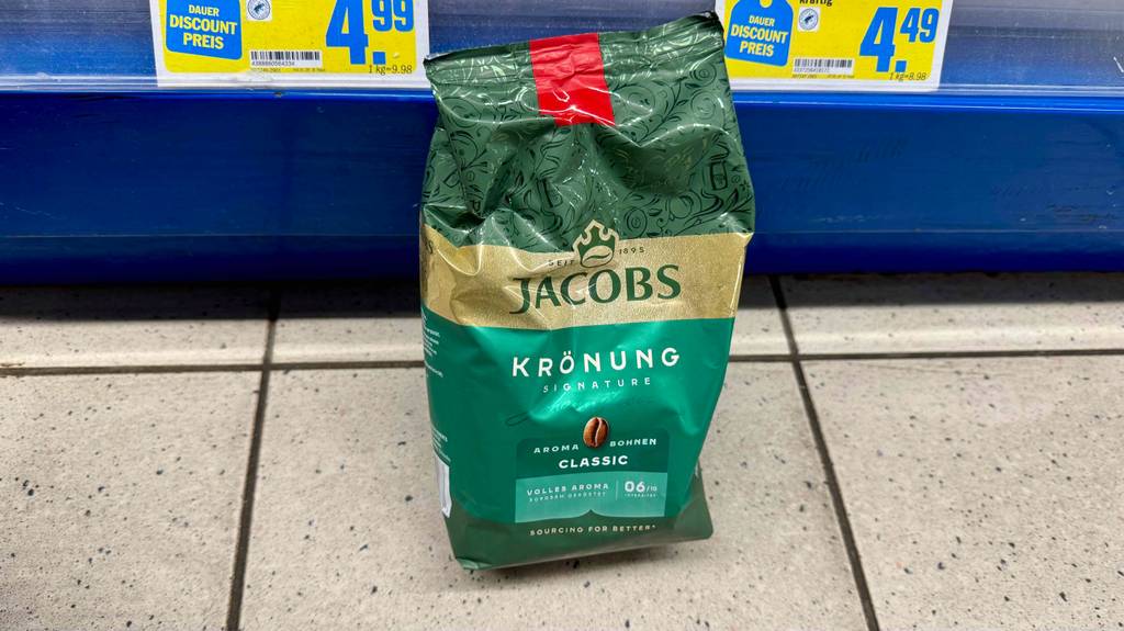 Jacobs Kaffeebohnen-Test: Die Verpackung hat einen Kleber zum Wiederverschließen.