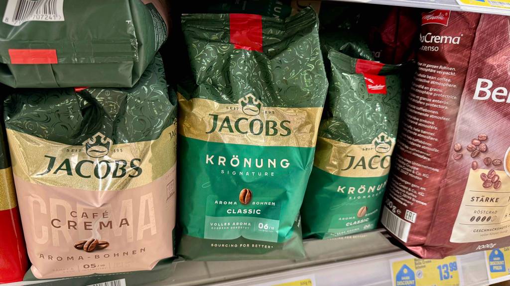 Jacobs Kaffeebohnen im Test: Mehrere Packungen unterschiedlicher Sorten stehen in einem Regal.