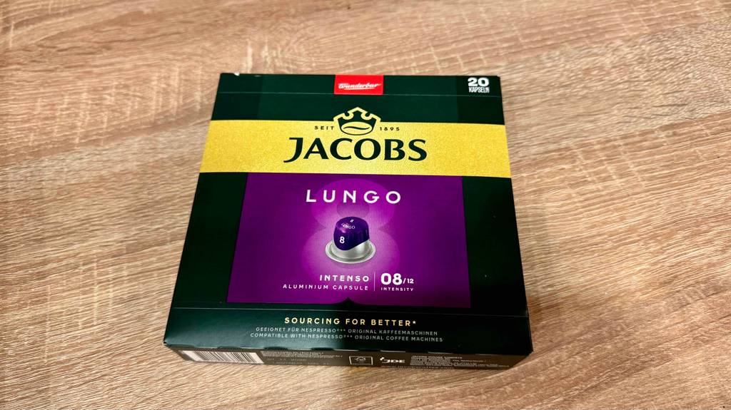 Eine Packung der getesteten Jacobs-Kapseln liegt auf einer Holzfläche.