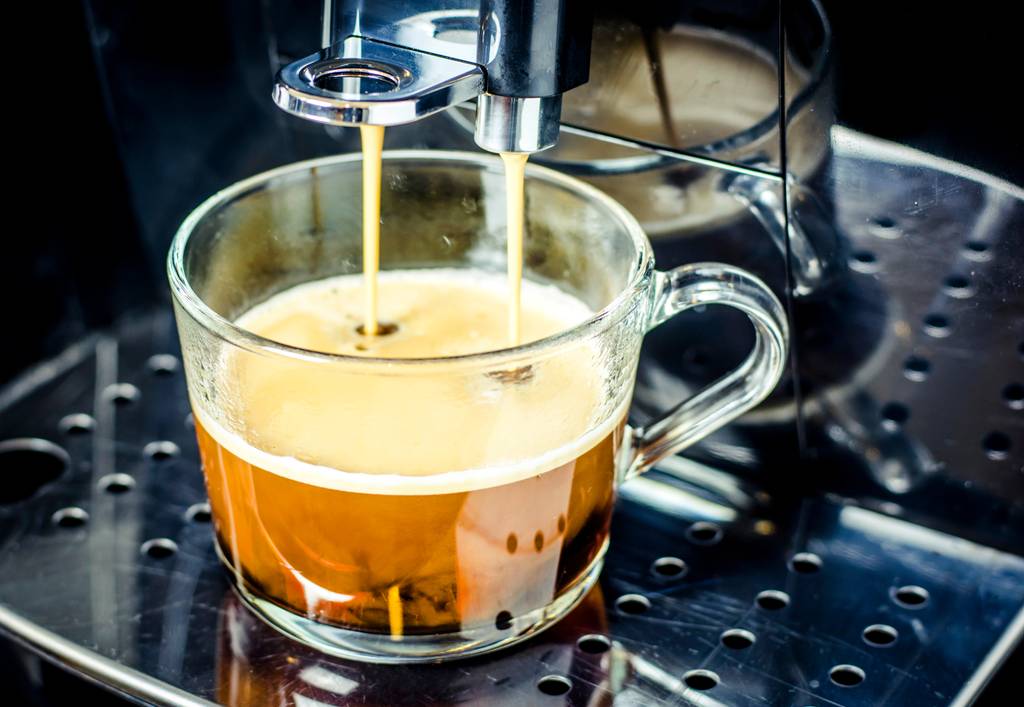 Jacobs-Kapseln-Test: Kaffee wird in einer Kaffeemaschine zubereitet. 