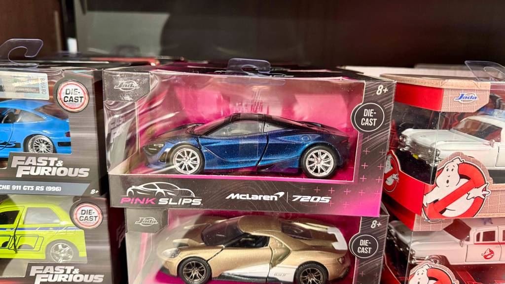 Modellauto-Test: Mehrere Verpackungen mit Modellautos stehen in einem Verkaufsregal.