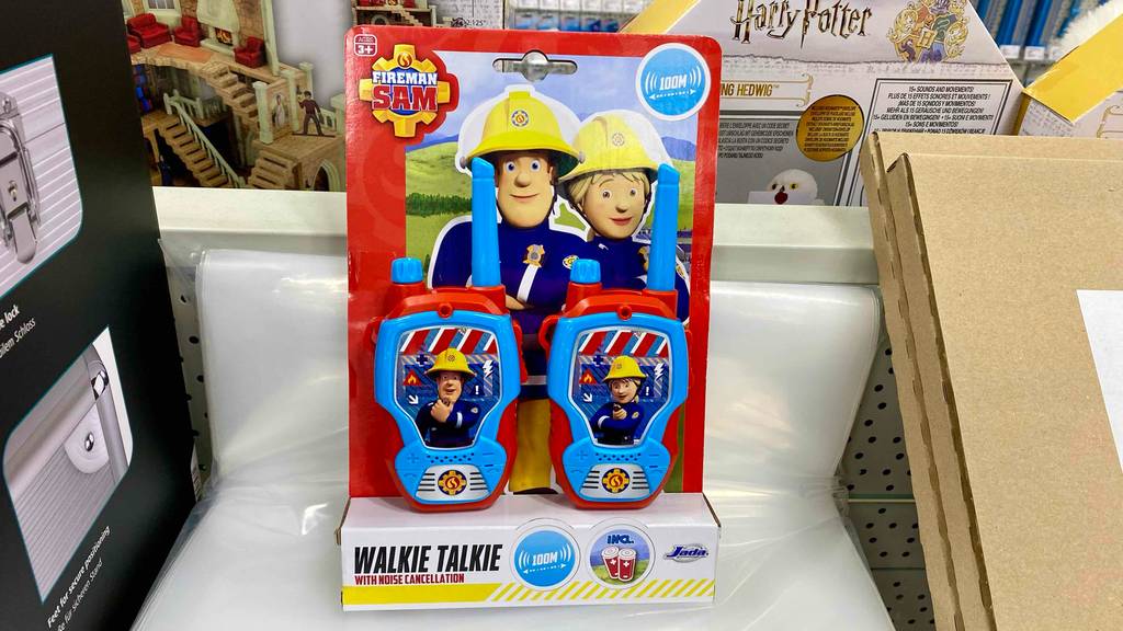 Walkie-Talkie-Kinder-Test: Eine Verpackung mit zwei Walkie-Talkies für Kinder im Feuerwehrmann-Design steht in einem Regal.