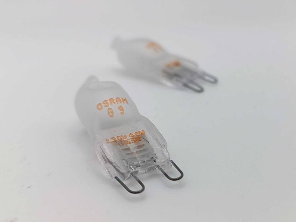 Nahaufnahme der Drähte einer getesteten G9-LED.