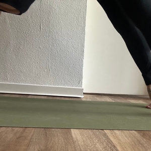 Yoga-Reisematte im Test: Herunterschauender Hund auf Yogamatte.