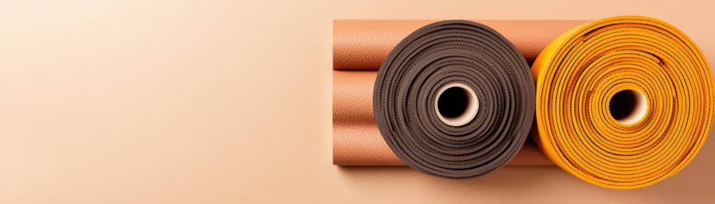 Jade-Yogamatte-Test: Seitenansicht von Yogamatten. 