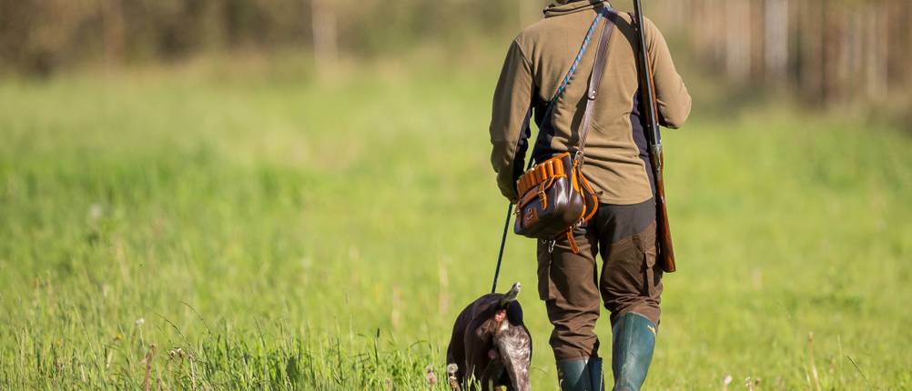 jaeger-mit-hund-und-zielstock-test