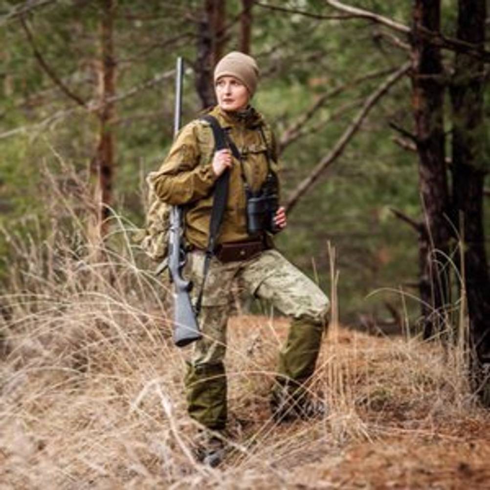 Frau mit Jagdhose in Grün.