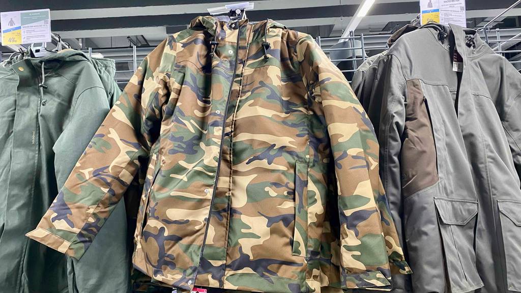 In einem Kaufhaus befindet sich eine wasserdichte Jagdjacke für Herren im Test. 