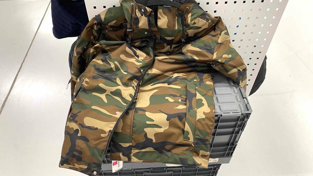 Auf einer Kiste befindet sich eine atmungsaktive Jagdjacke für Herren im Test.