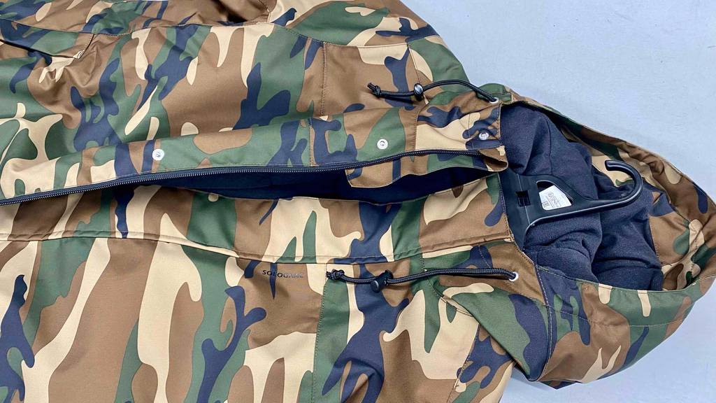 Eine getestete Jagdjacke für Herren liegt auf dem Boden. 