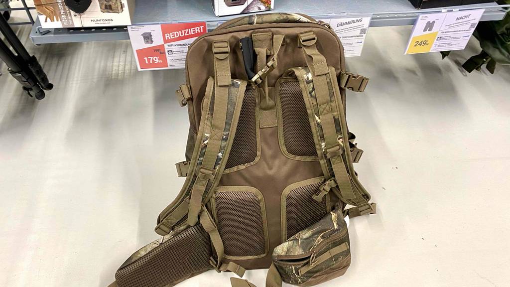 Rückseite von einem getesteten Jagdrucksack mit Schlaufen und Bauchgurt. 