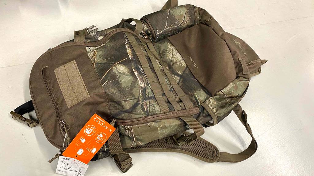 Getesteter Jagdrucksack mit Außentaschen liegt auf dem Boden. 