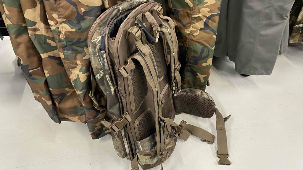 Getesteter Jagdrucksack mit Bauchgurt befindet sich im Geschäft. 