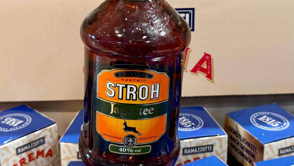 Jagertee getestet: Nahaufnahme des Labels auf der Flasche mit Logo und Artikelbezeichnung.