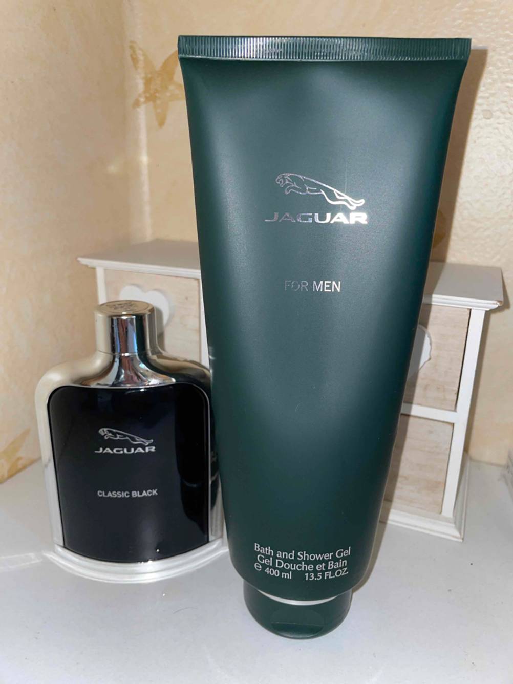 Im Test: Ein Herren-Parfum der Marke Jaguar steht neben einem Duschgel derselben Marke.