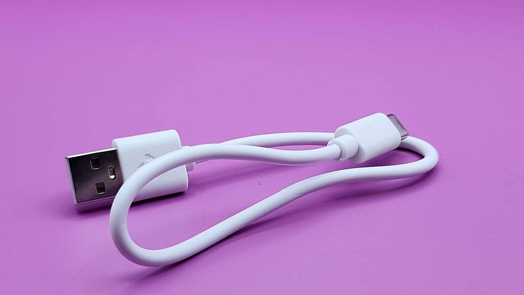 Getestet: iPad Stylus Pen; im Fokus das weiße Ladekabel vor pinkfarbenem Hintergrund.