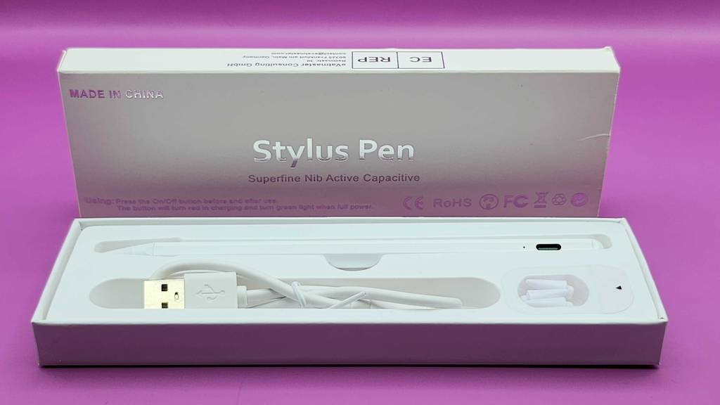 Im Test: ein iPad Stylus Pen in seiner Originalverpackung vor pinkfarbenem Hintergrund.
