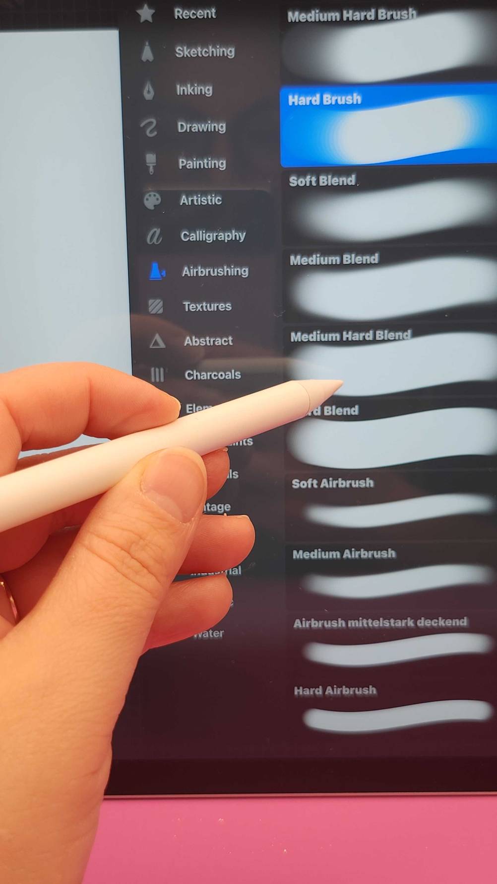 Im Test: ein iPad Stylus Pen in einer Hand zum Einstellen der Stiftstärke in geöffneter App.