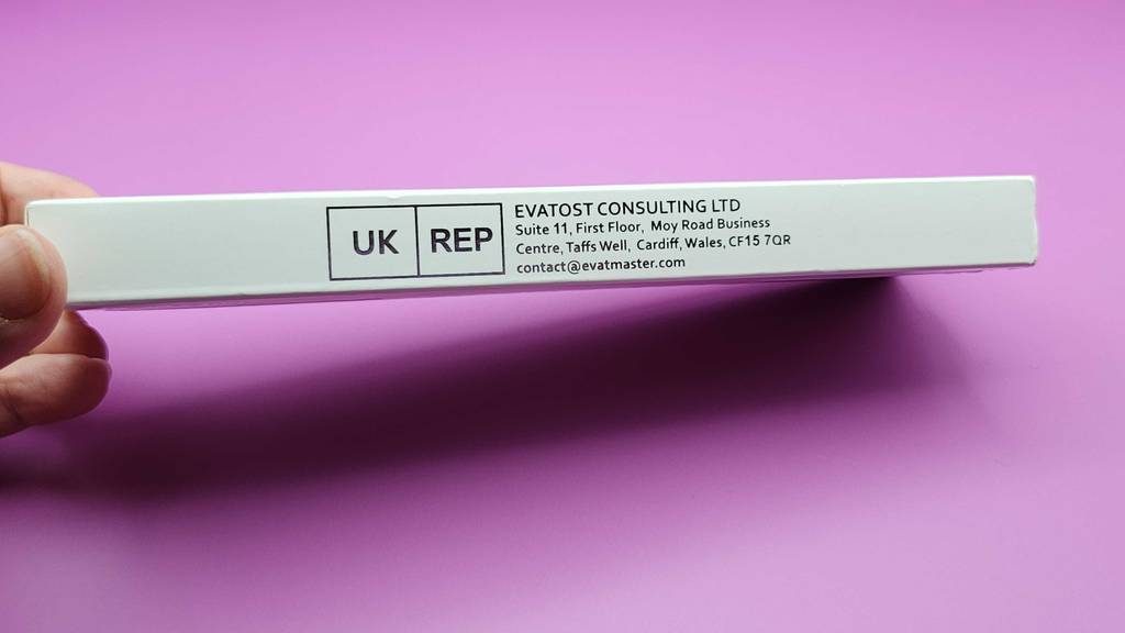 Im Test: ein iPad Stylus; Ansicht der schmalen Längsseite seiner Originalverpackung.