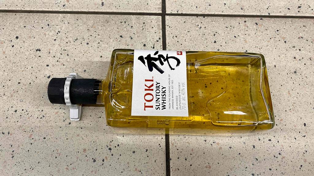 Auf dem Boden liegt eine Flasche getesteter japanischer Whisky.