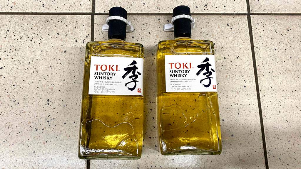 Zwei Flaschen getesteter japanischer Whisky liegen auf dem Boden. 