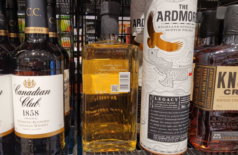 Japanischer Whisky im Test: Rückseite der Flasche in einem Regal stehend.