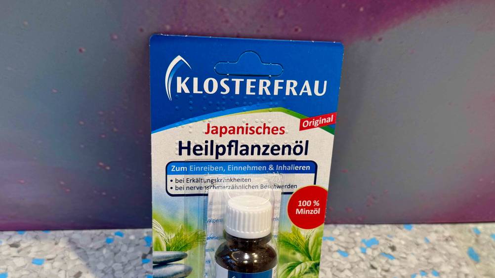 Japanisches Heilpflanzenöl getestet: Nahaufnahme der Verpackung mit Logo und Artikelbezeichnung.