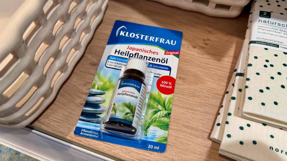 Japanisches Heilpflanzenöl getestet: Ein verpacktes Produkt liegt auf einem Holzbrett.