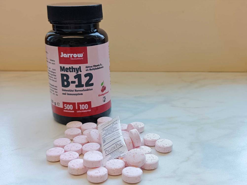 Tabletten neben der Verpackung