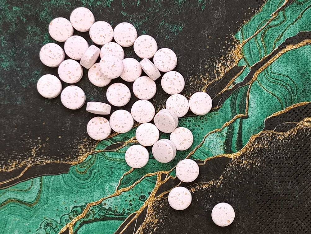 Vitamin B 12 Tabletten gestreut über eine Oberfläche