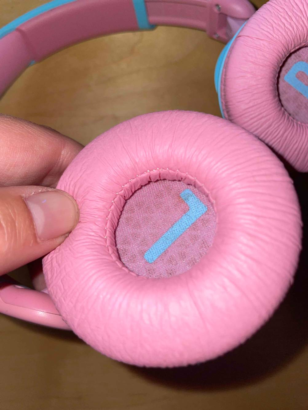 Kinderkopfhörer im Test: Weiche Ohrpuffer sorgen dafür, dass sie bequem zu tragen sind.