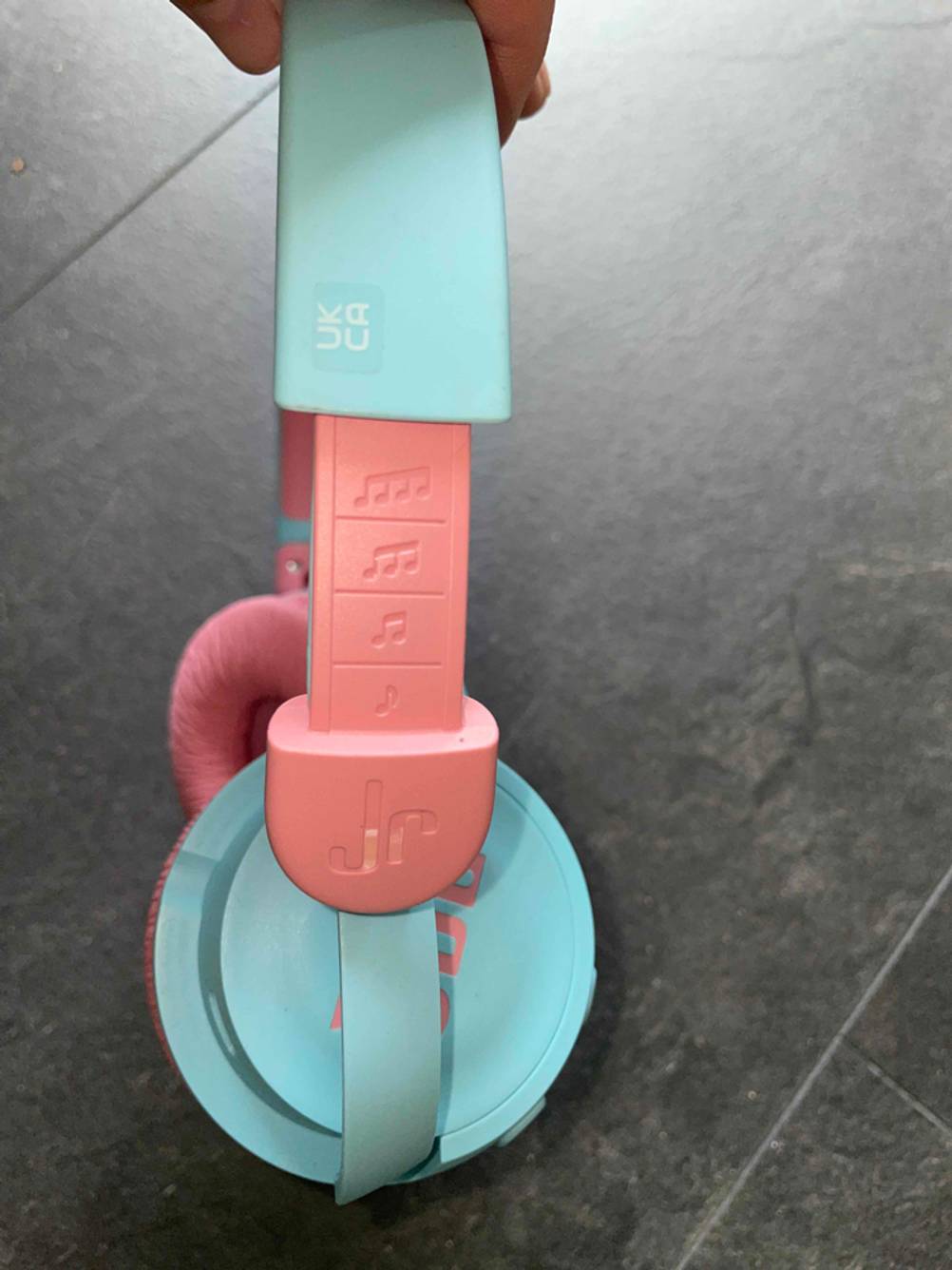 Kinderkopfhörer blau rosa im Test als Seitenansicht.