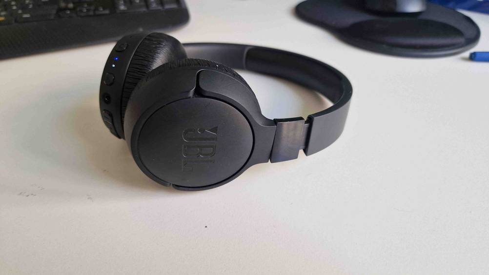 JBL-Bluetooth-Kopfhörer getestet: Nahaufnahme des Logos auf der Außenseite der Hörer.
