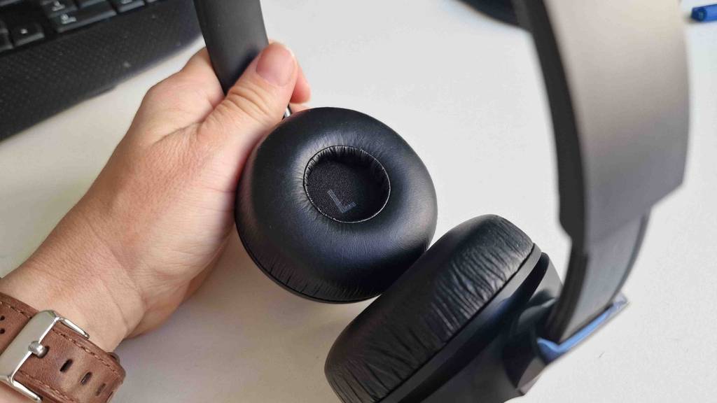 Eine Hand hält einen getesteten JBL-Bluetooth-Kopfhörer.