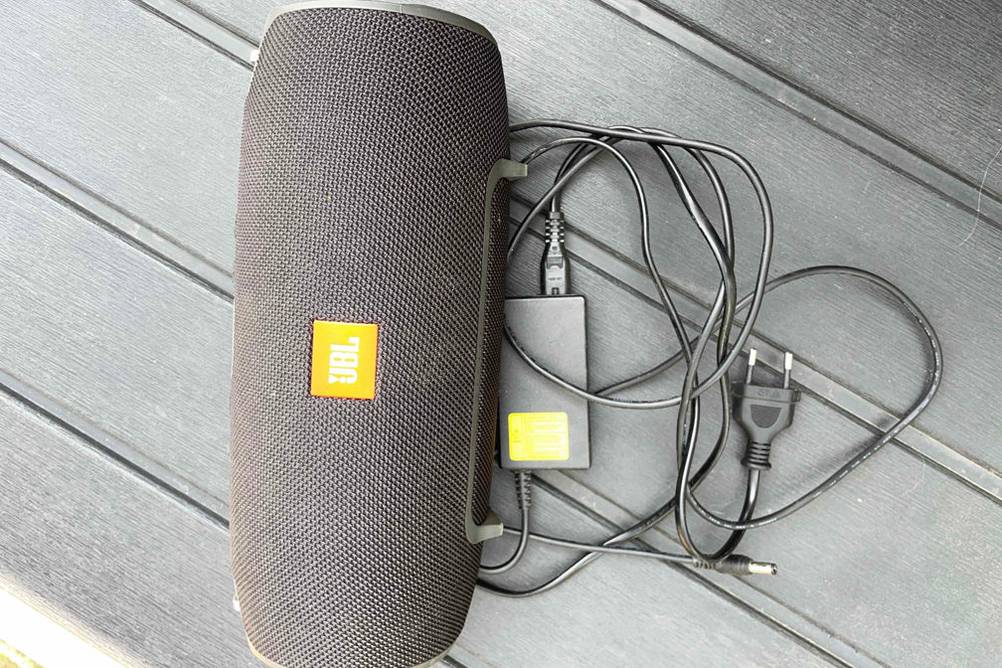 JBL-Bluetooth-Lautsprecher getestet: Ein JBL-Bluetooth-Lautsprecher mit Netzkabel