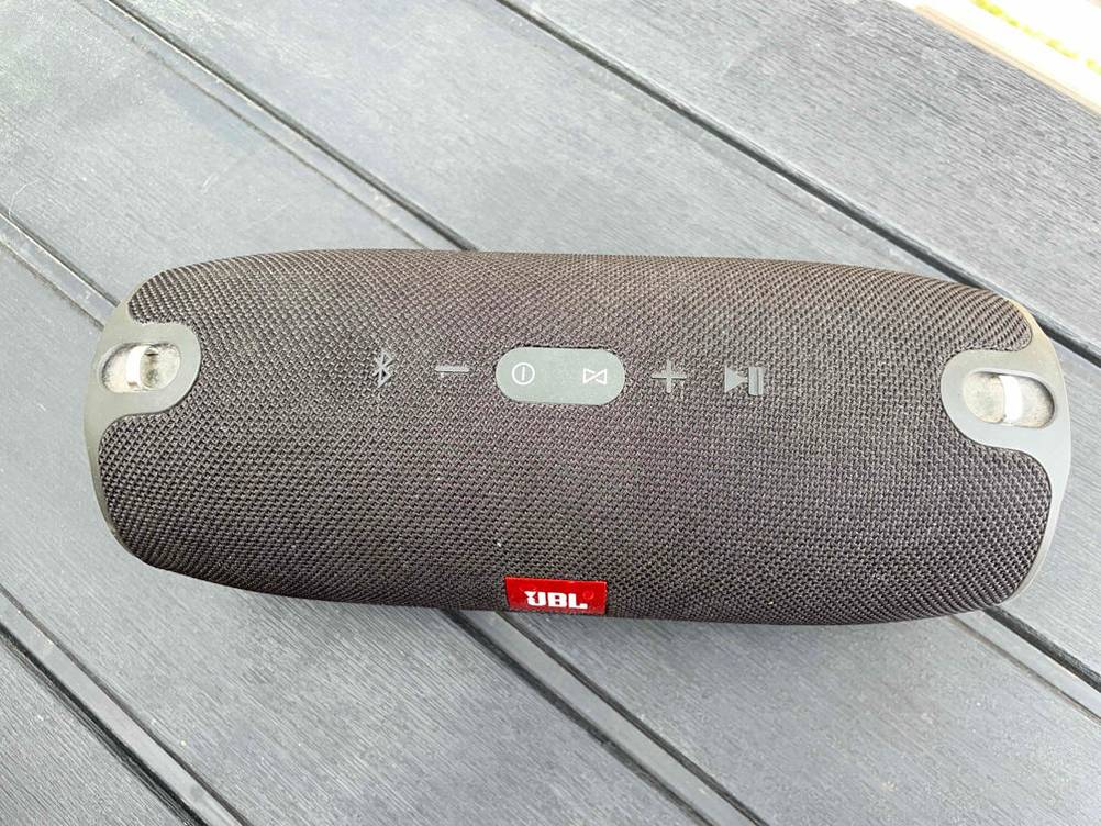 JBL-Bluetooth-Lautsprecher im Test: Blick von oben auf die Menütasten.