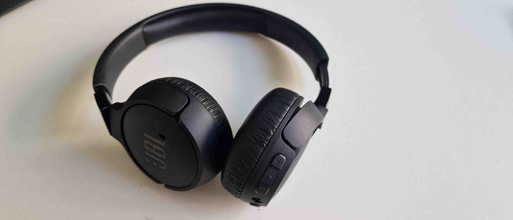 Studio-Kopfhörer im Test: schwarze Kopfhörer von JBL