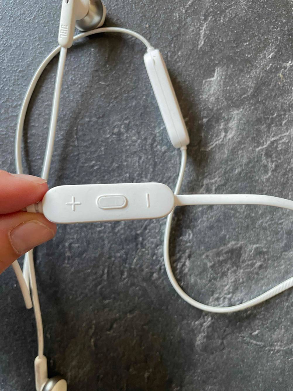 Nahaufnahme des Bedienelementes an einem getesteten JBL-Kopfhörers.