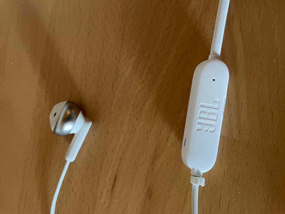 Ein Paar getestete JBL-Kopfhörern mit integriertem Mikrofon.