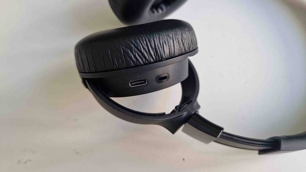 JBL Over-Ear-Kopfhörer Anschlüße zum aufladen