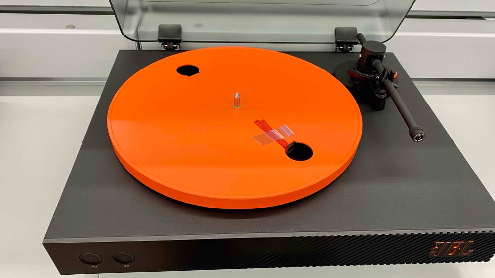 Bluetooth-Plattenspieler getestet: Nahaufnahme auf den orangefarbenen Plattenteller von oben.