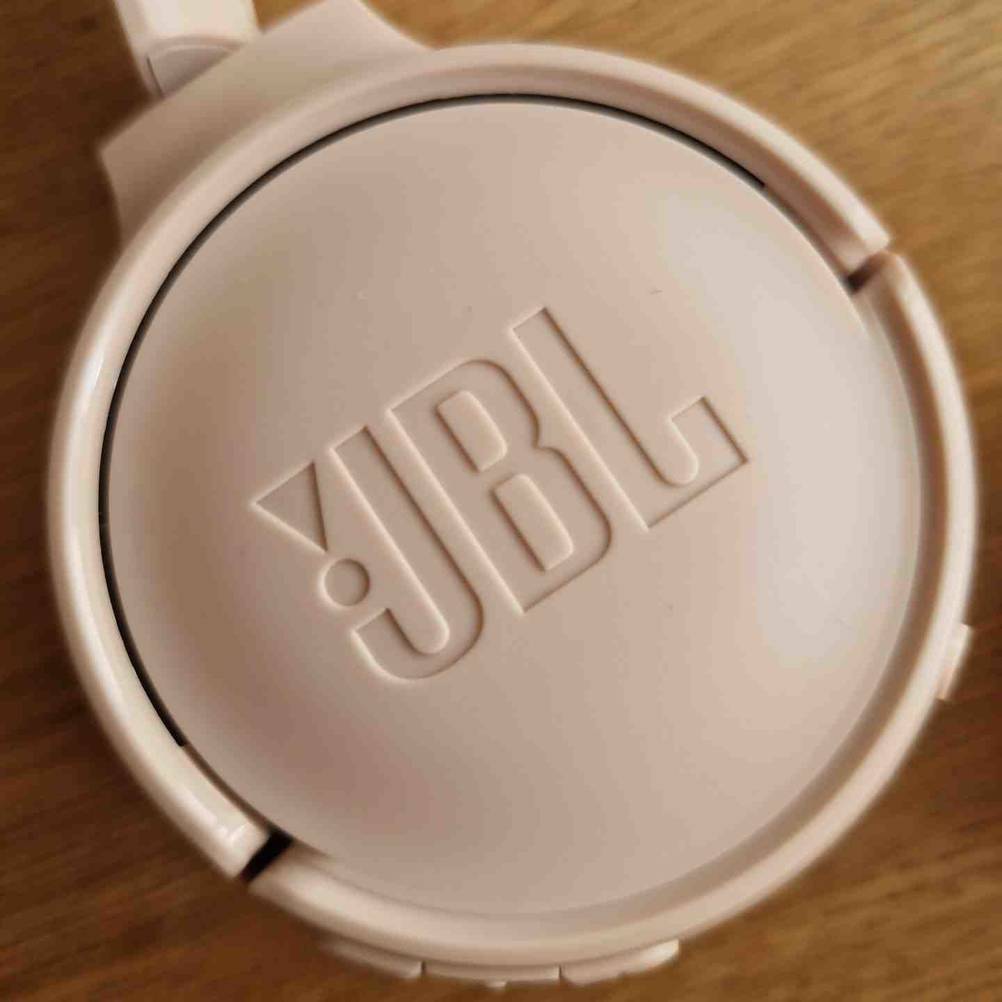 Der Schriftzug JBL steht auf den getesteten Kopfhörern.