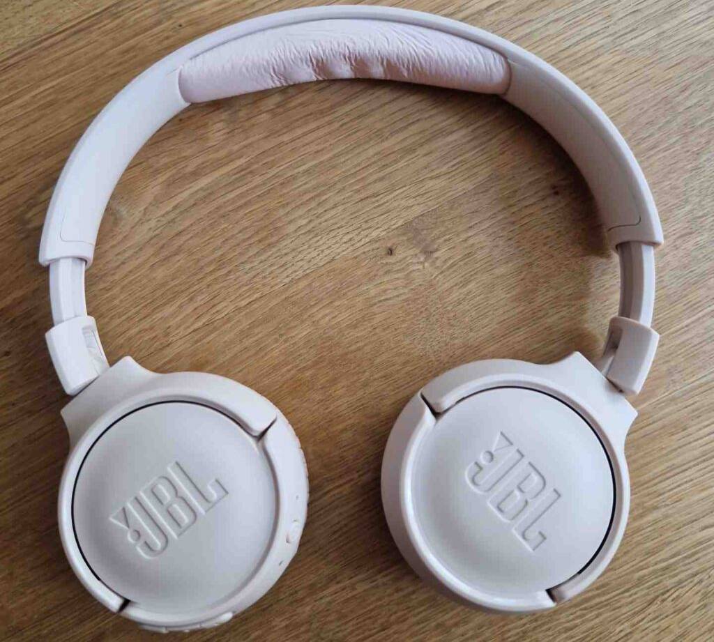 Bluetooth-Kopfhörer On-Ear im Test: Gesamtansicht eines rosa Modells der Marke JBL.