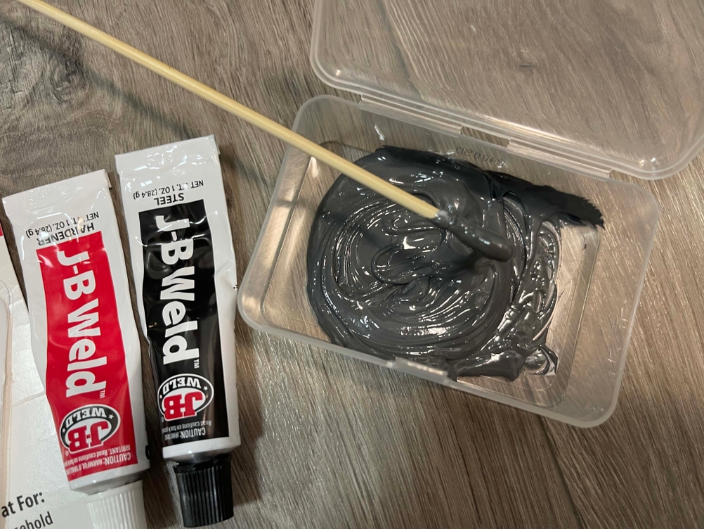 Der J-B Weld-Metallkleber wird angerührt.