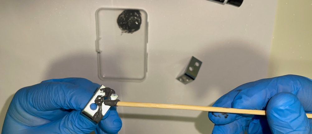 Das J-B Weld 8265S wird mit einem Stäbchen aufgetragen.