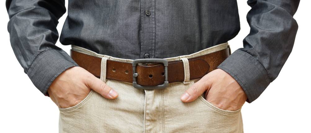 Jeanshemd-für-Herren-Test: Ansicht eines Mannes mit Jeanshemd, der seine Hände in die Hosentaschen steckt.